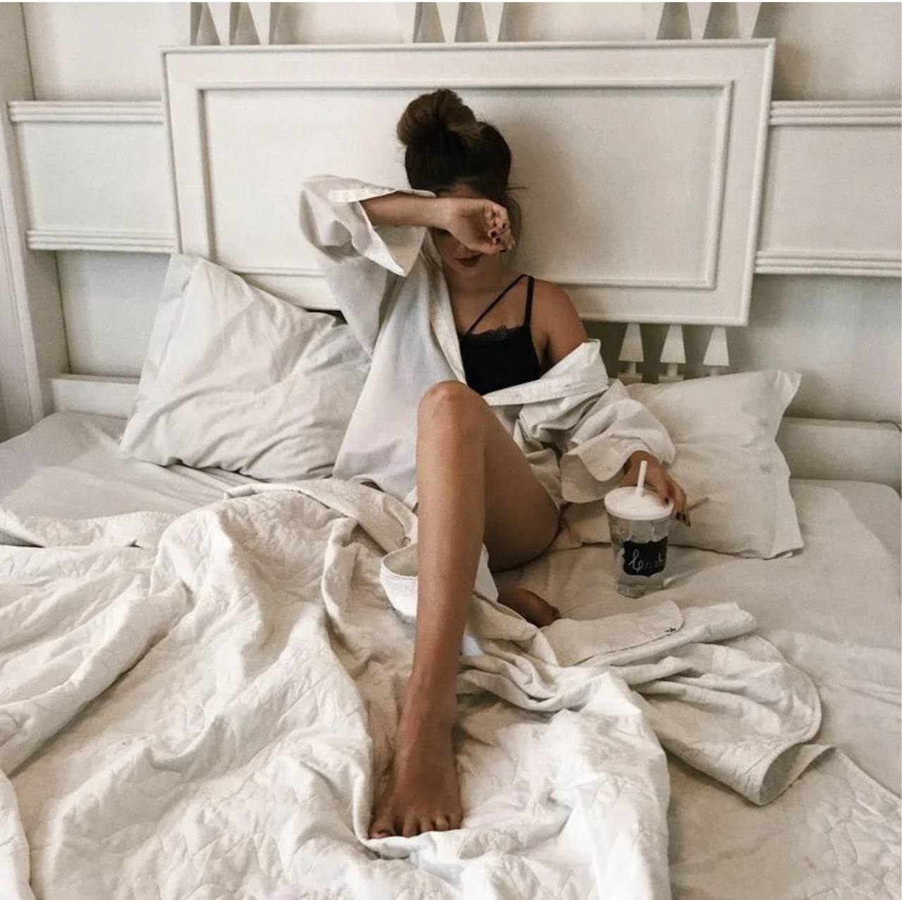 Богатая девушка замутила эротическую фотосессию в спальне